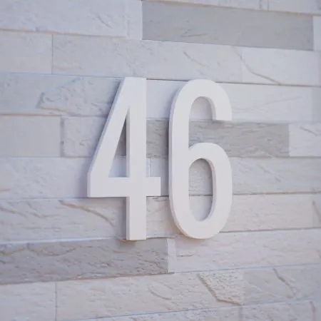 Chiffre de maison personnalisé en plexiglas blanc : Horta