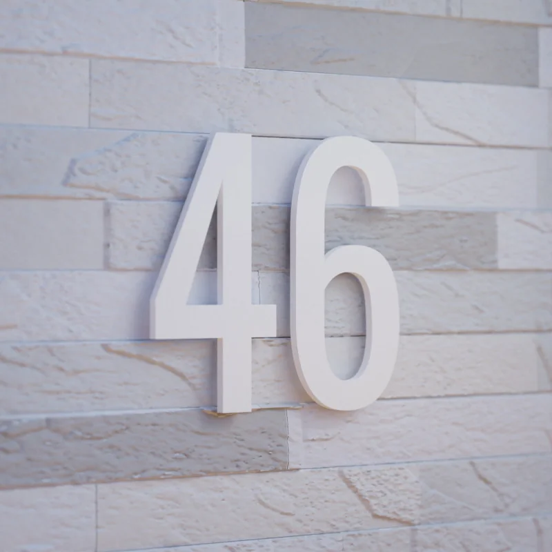 Chiffre de maison personnalisé en plexiglas blanc : Horta